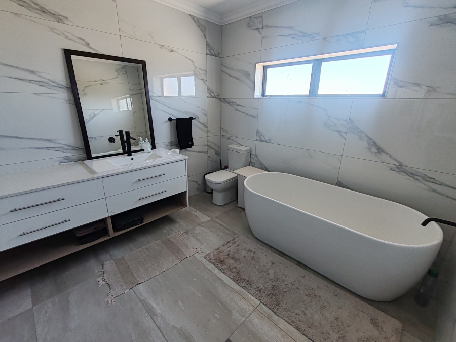 To Let 4 Bedroom Property for Rent in Hoogland Western Cape